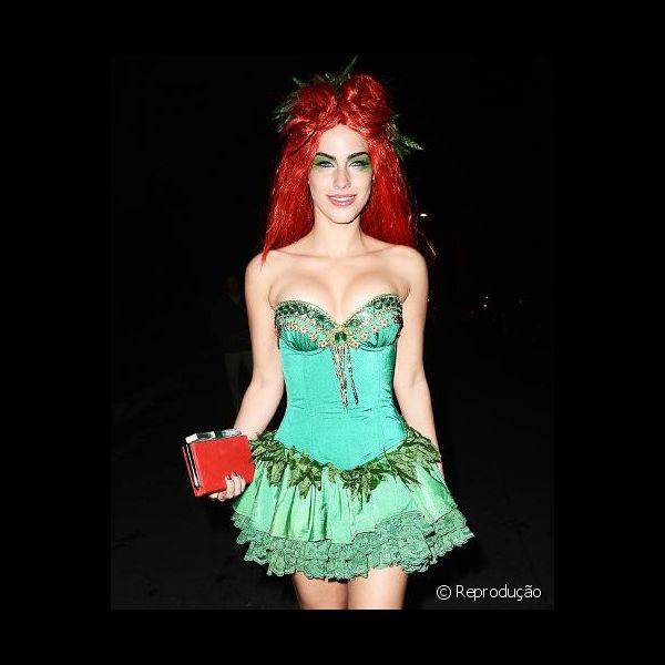 Jessica Lowndes se fantasiou de Poison Ivy (Hera Venenosa) e apostou no exagero de sombra verde para combinar com sua roupa